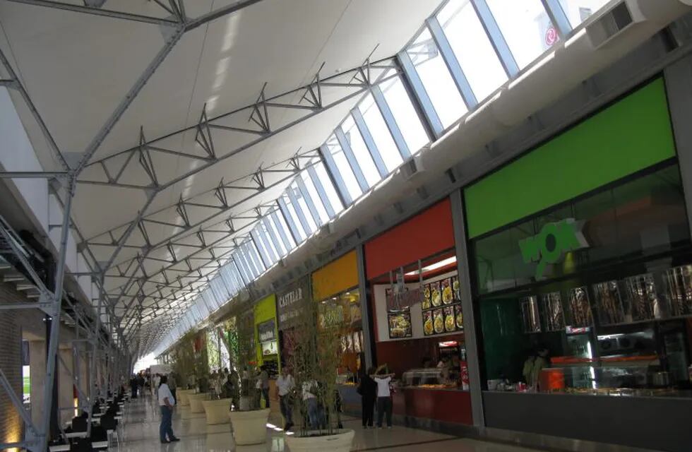 El Ribera Shopping de Santa Fe es uno de los centros comerciales que quedaron habilitados este viernes. (Archivo)