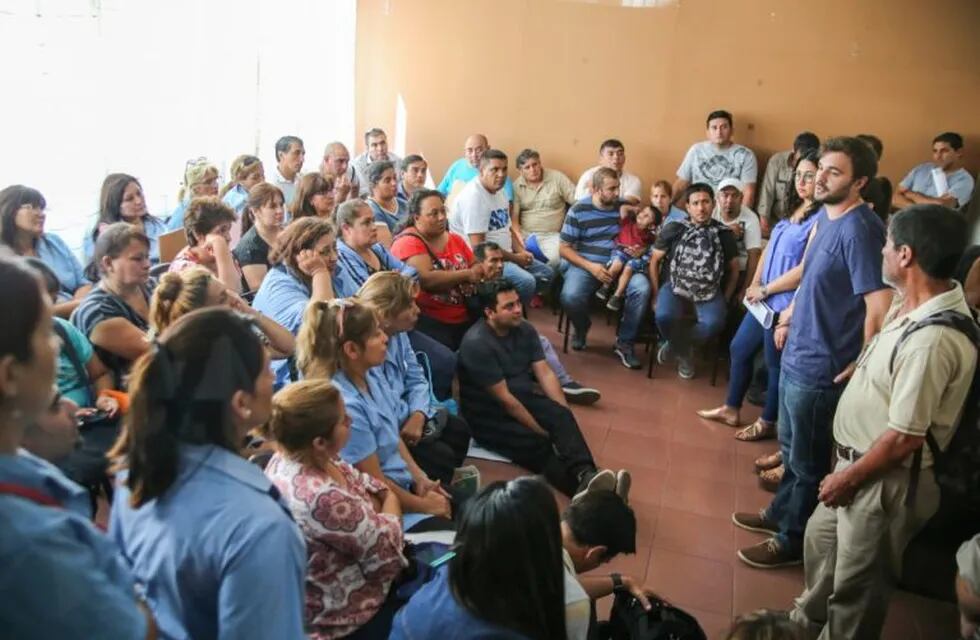El ministro de Desarrollo Social Juan Carlos Santander recibió este jueves a los trabajadores recientemente despedidos de la firma textil Confecciones Riojanas.