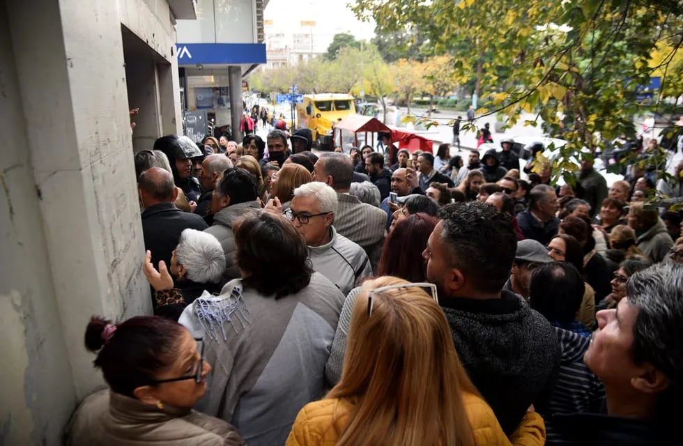 Protestas en la sede de Anses en Córdoba por falta de atención al público.