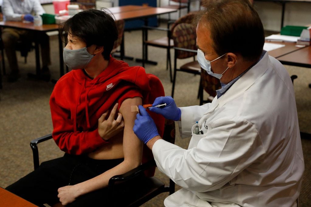 Lucas Hutten, de 15 años, recibiendo la vacuna de Pfizer-BioNTech Covid-19 contra el coronavirus, en Bloomfield Hills, Michigan.