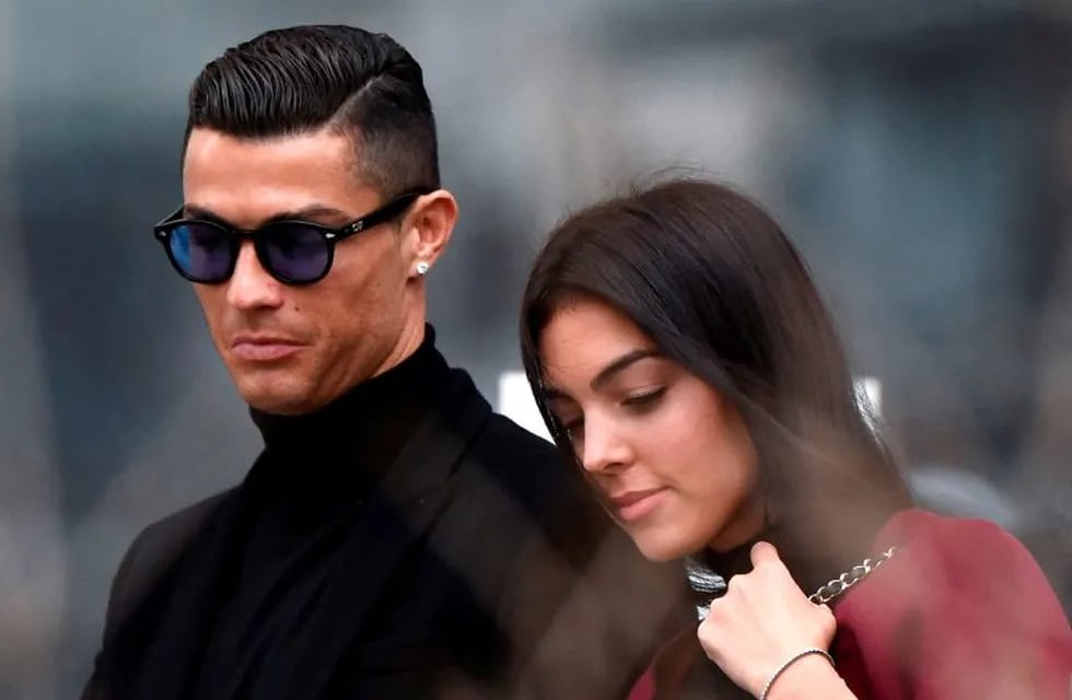 uventus' forward and former Real Madrid player Cristiano Ronaldo leaves with his Spanish girlfriend Georgina Rodriguez after attending a court hearing for tax evasion in Madrid on January 22, 2019. - Ronaldo is expected to be given a hefty fine after Spanish tax authorities and the player's advisors made a deal to settle claims he hid income generated from image rights when he played for Real Madrid. (Photo by OSCAR DEL POZO / AFP) españa madrid Cristiano Ronaldo juicio futbolista por evasion de impuestos