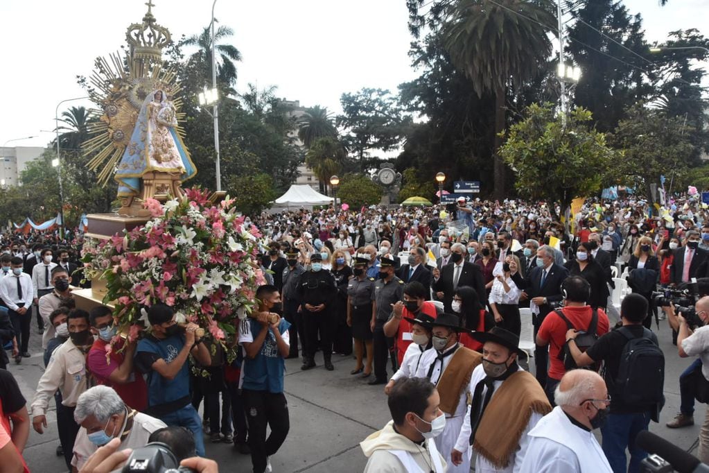 Una multitud se congregó en la plaza Belgrano en inmediaciones para asistir a las honras a la Virgen del Rosario de Río Blanco y Paypaya.