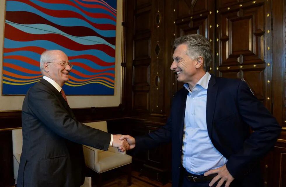 DYN17, BUENOS AIRES, 27/03/2017, EL PRESIDENTE MAURICIO MACRI RECIBIu00d3 HOY EN SU DESPACHO DE LA CASA ROSADA A LOS CEO DE TECHINT, PAOLO ROCCA, Y DE TECPETROL, CARLOS ORMAECHEA. TAMBIu00c9N PARTICIPARON DEL ENCUENTRO EL GOBERNADOR DE NEUQUu00c9N, OMAR GUTIu00c9RREZ; EL  MINISTRO DE ENERGu00cdA Y MINERu00cdA, JUAN JOSu00c9 ARANGUREN; EL SECRETARIO DE COORDINACIu00d3N DE POLu00cdTICAS Pu00daBLICAS, GUSTAVO LOPETEGUI, Y LOS DIRIGENTES SINDICALES GUILLERMO PEREYRA Y MANUEL ARu00c9VALO.  FOTO:DYN/PRESIDENCIA.