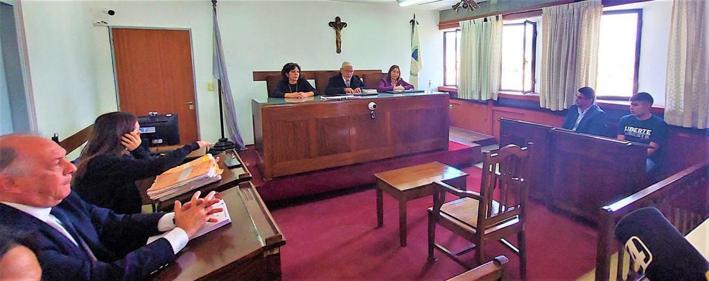 Integrado por los jueces Luciano Yapura, Ester Felicia Barrios y María Alejandra Tolaba, el Tribunal Oral en lo Criminal 1 de Jujuy sentenció a prisión perpetua a Rodrigo Villanueva, el asesino de Alejandra Nahir Álvarez.