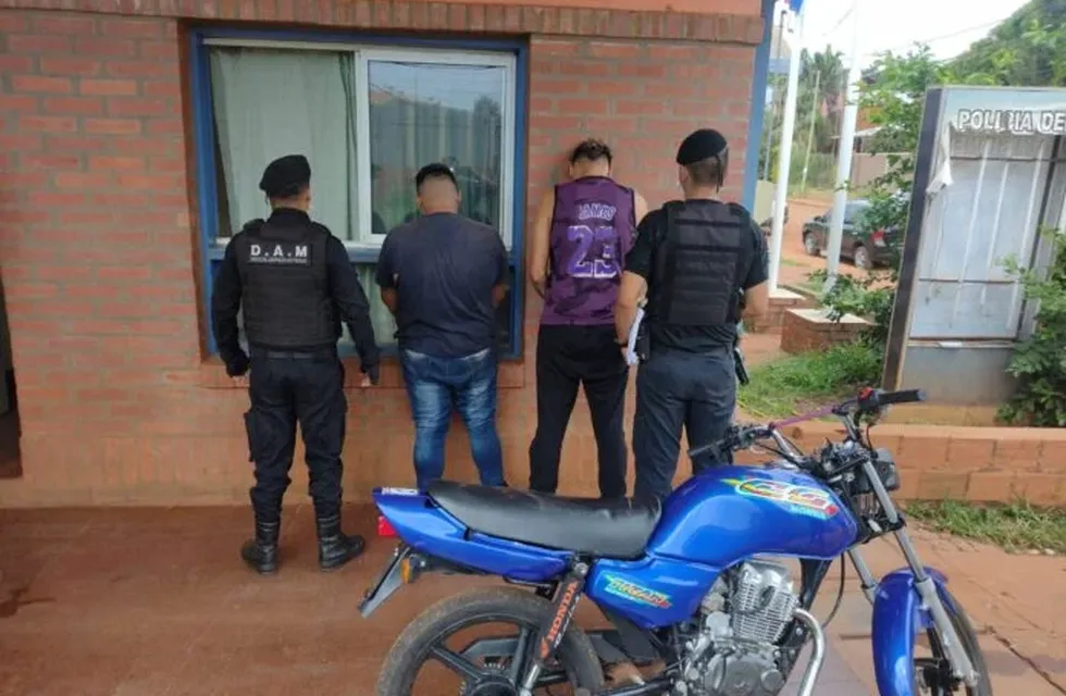Terminaron detenidos tras intentar robar una motocicleta.