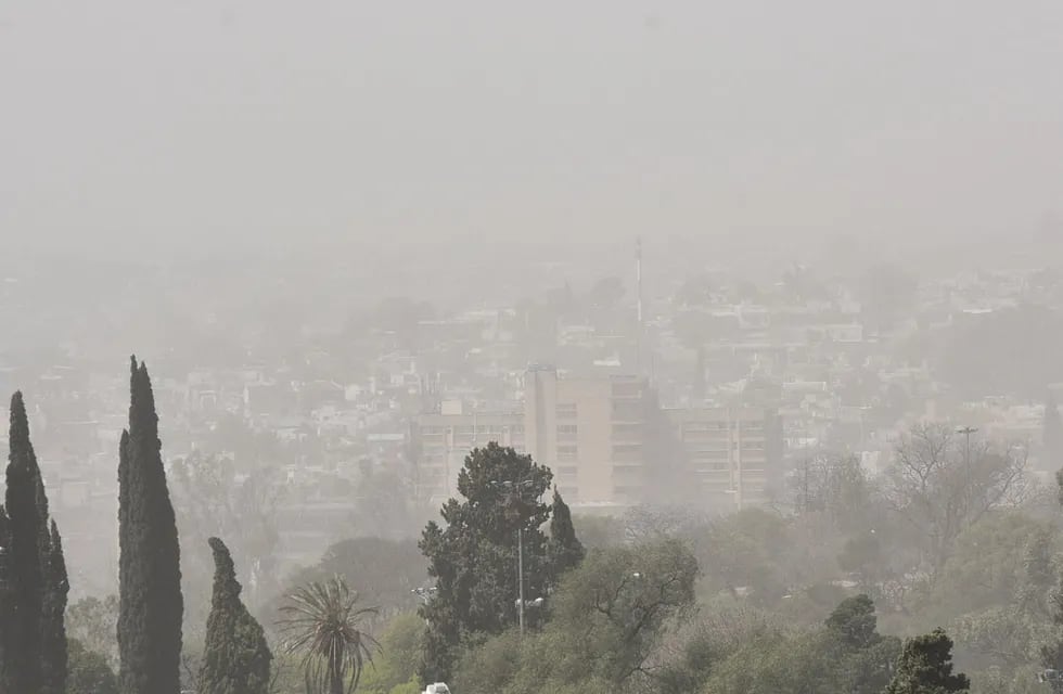 Viento fuerte y  tormenta de tierra sobre la ciudad de cordoba. (Pedro Castillo /La Voz)