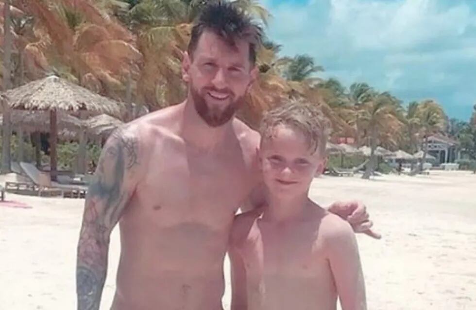 Lionel Messi jugó un picadito en la arena con un nene inglés que luego habló con la prensa. (Archivo)