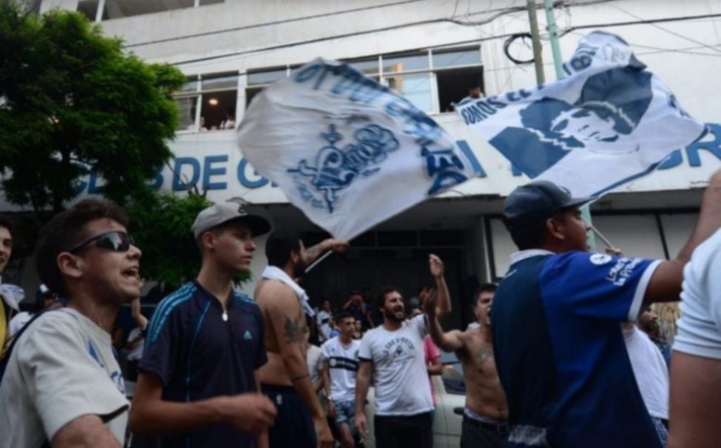 Los hinchas se manifestaron en la sede y expresaron su grito de guerra: “Que se vayan todos y que quede Diego solo” (web).