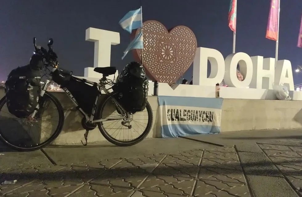 Un gualeguaychuense pedaleó casi 10 mil kilómetros para llegar al Mundial de Qatar