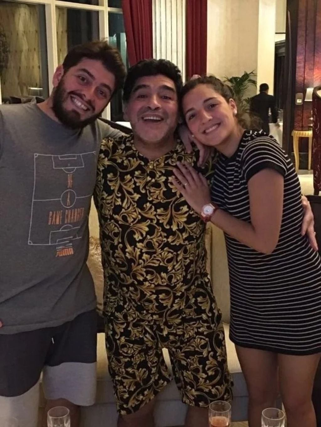 Diego Maradona con Jana y Diego Jr, en pijama, en su cumpleaños