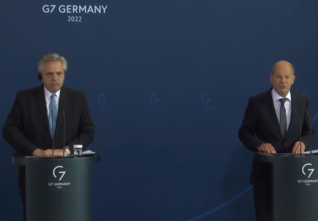El presidente de la Nación Alberto Fernández en Alemania junto al canciller federal de Alemania, Olaf Scholz. Captura de TV.