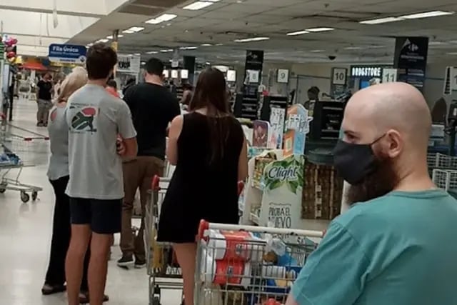 Fila de pago en el supermercado Carrefour de Rosario