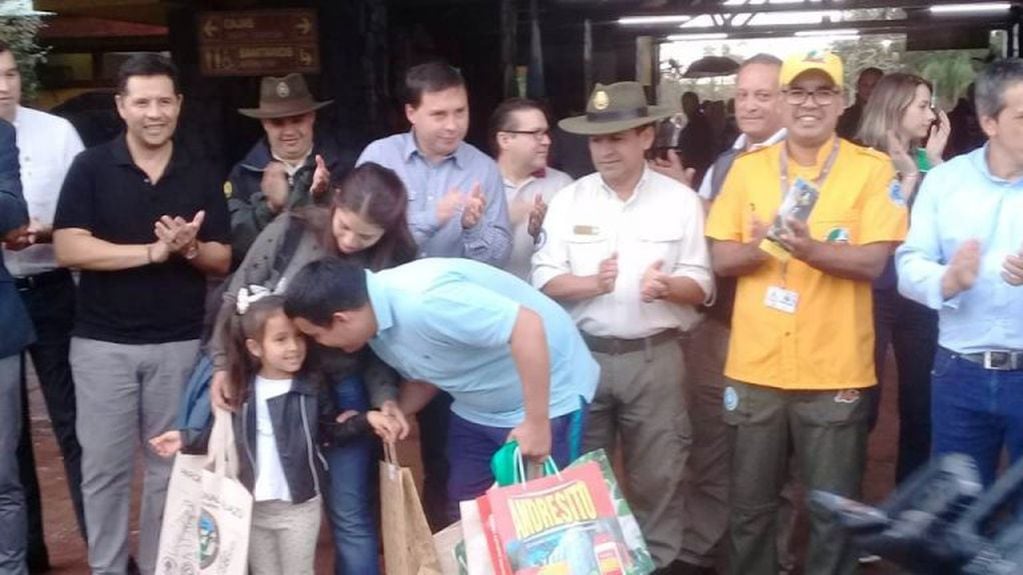 María Pía celebra junto a sus padres la feliz noticia de ser la millónesima visita al Parque Nacional Iguazú. (MisionesOnline)