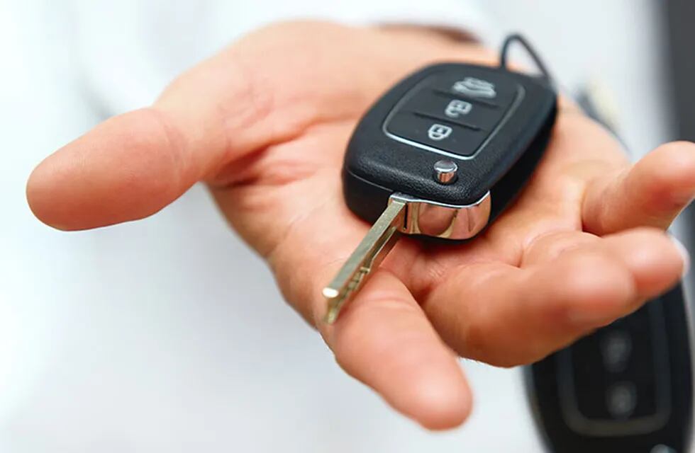 El hombre se hacía pasar por cliente y cambiaba la llave del auto por una falsa.