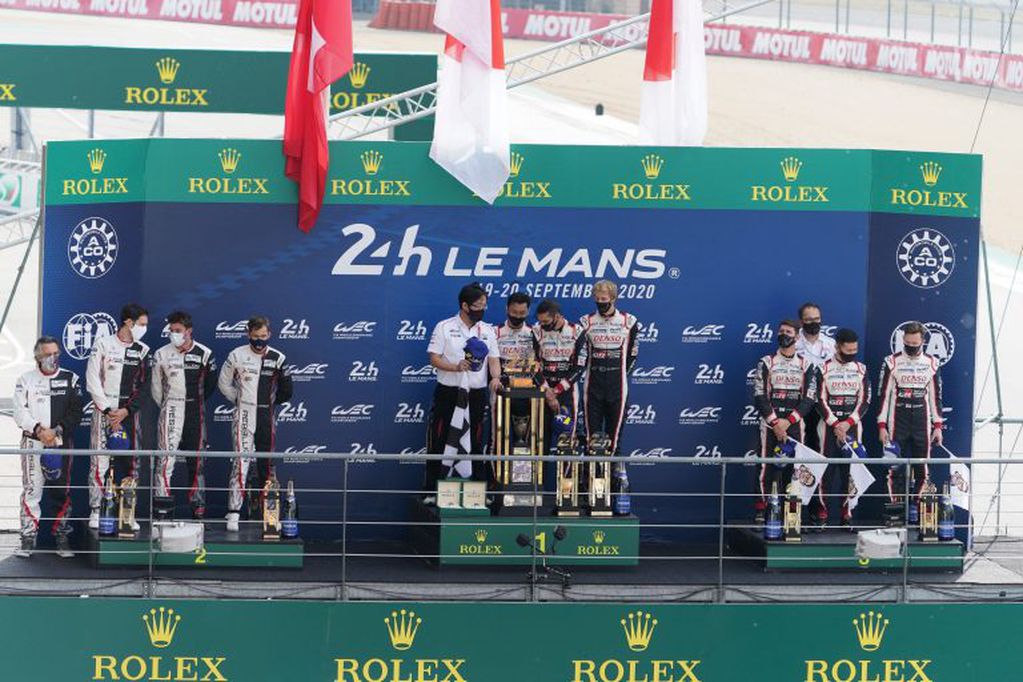 El podio de Le Mans 2020, con el argentino José María López en el tercer escalón (en la imagen, a la derecha), junto a sus compañeros del auto número 7 de Toyota, Mike Conway y Kamui Kobayashi.