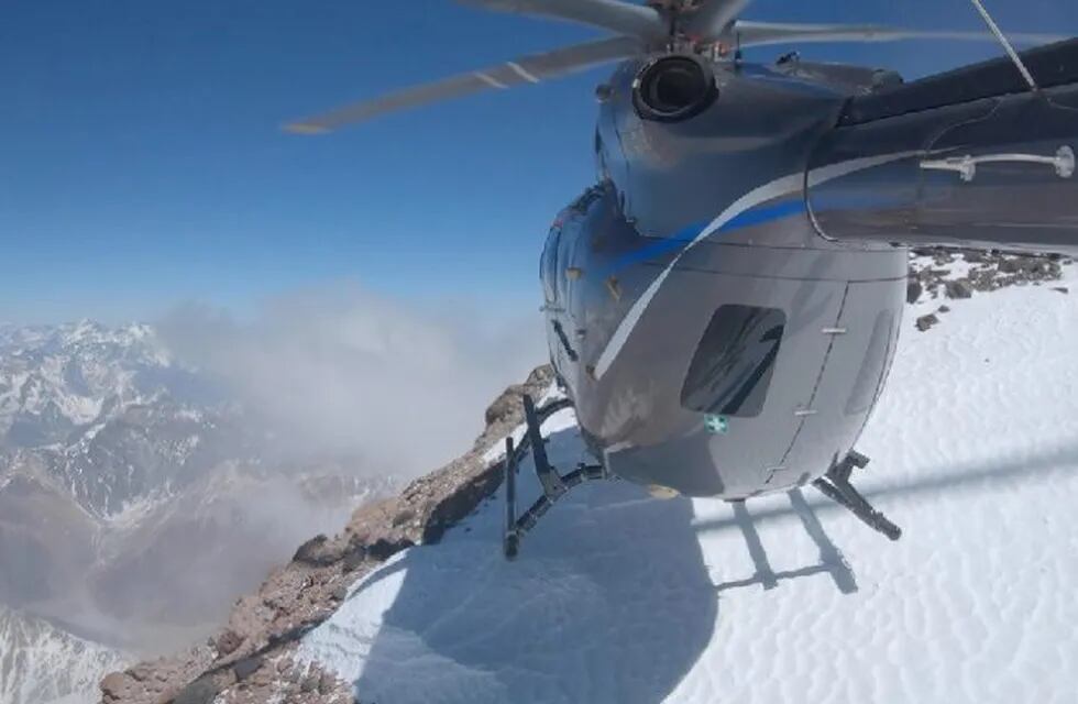 Un helicóptero H145 de dos motores de la fábrica europea de aviones Airbus logró aterrizar en la cumbre del Aconcagua por primera vez.