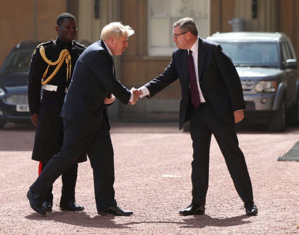 Boris Johnson llega al Palacio de Buckingham Palace en Londres para una audiencia con la reina Elizabeth II