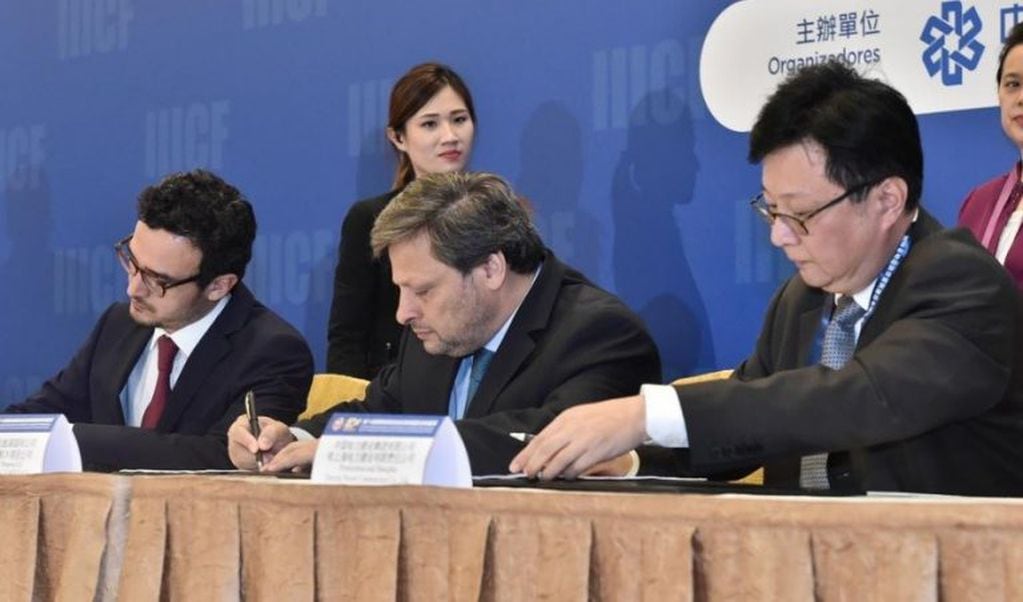 Morales y Hoerth firman lo documentos junto al  presidente de Shanghai Electric Power Construction, Shen Ganyi.