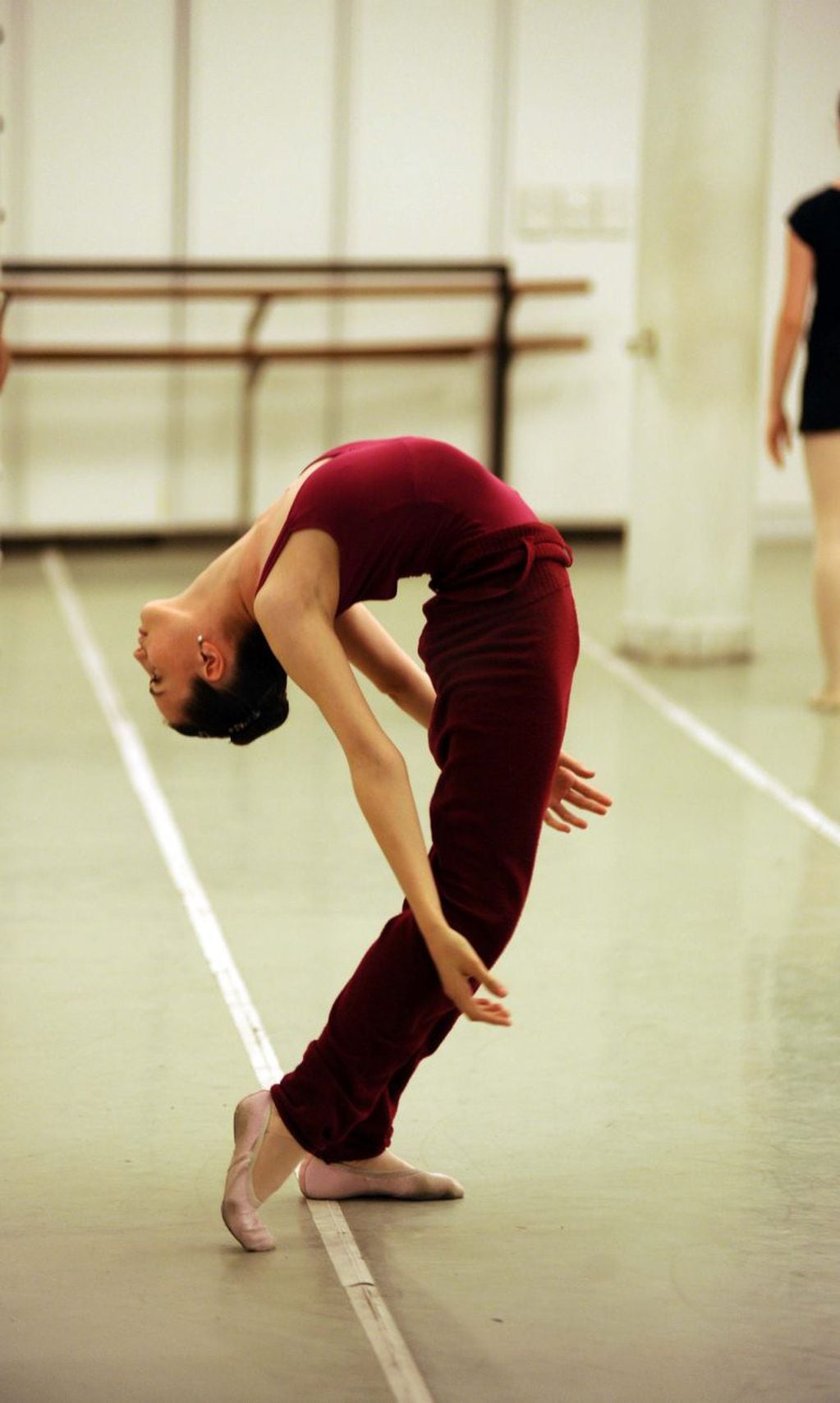 Agustina durante una de sus clases de Ballet del Teatro Colon. (Federico Lopez Claro)