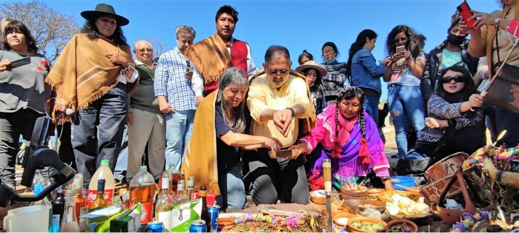 En el parque Xibi Xibi tuvo lugar este lunes al mediodía una de las ceremonias abiertas a la comunidad. El intendente Raúl Jorge y la secretaria de Cultura de la Municipalidad, Alejandra Gutiérrez, al momento de ofrendar a la Madre Tierra.