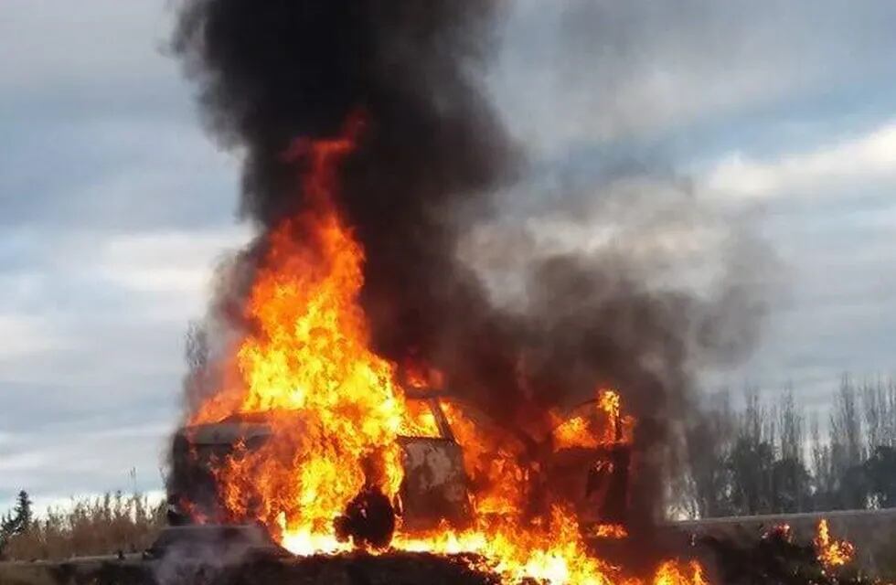 Un auto de Buenos Aires ardió en llamas en Mendoza.