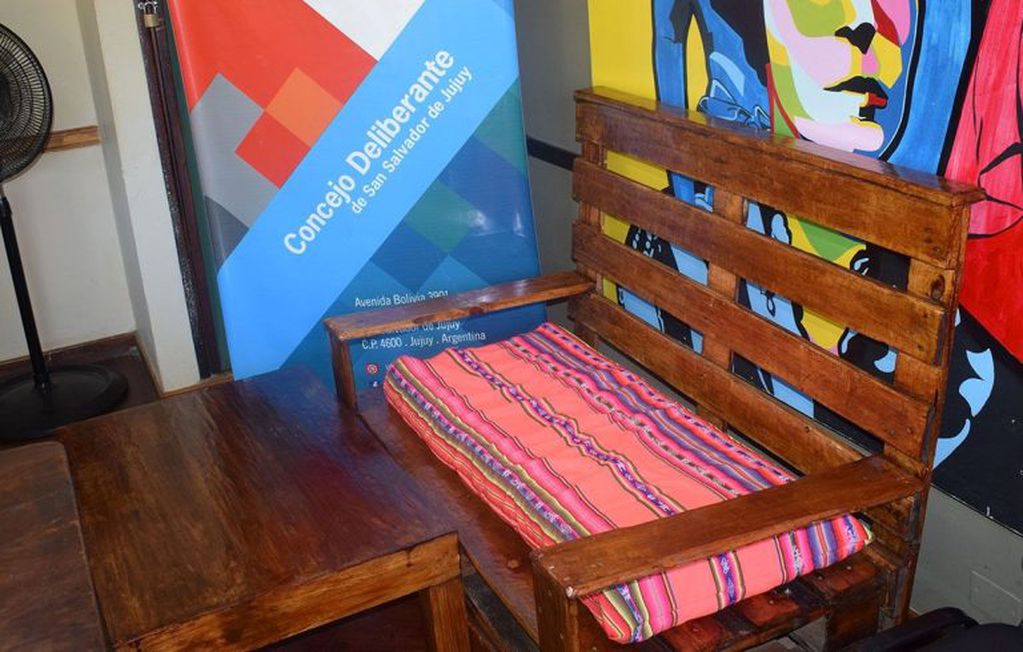 Los muebles confeccionados por beneficiarios del proyecto Puente, entregados en calidad de obsequio al Concejo Deliberante de esta ciudad.