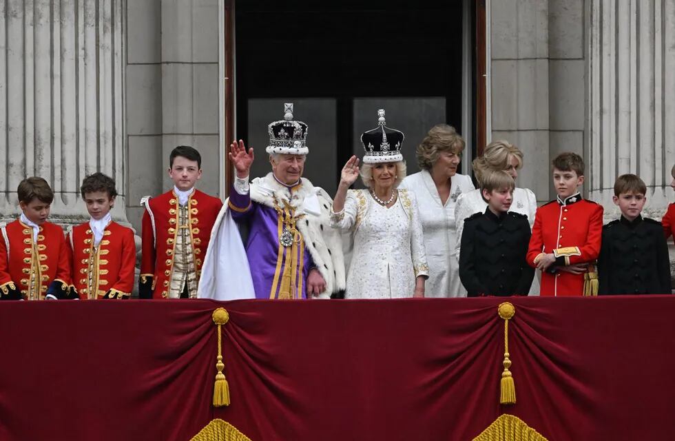 Carlos III y Camila realizaron el tradicional saludo desde el balcón del Palacio de Buckingham. / Foto: EFE/EPA/Neil Hall
