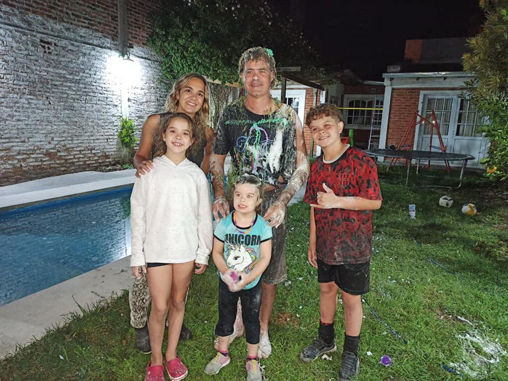 Martín Piaggio junto a su esposa y sus 3 hijos. Redes