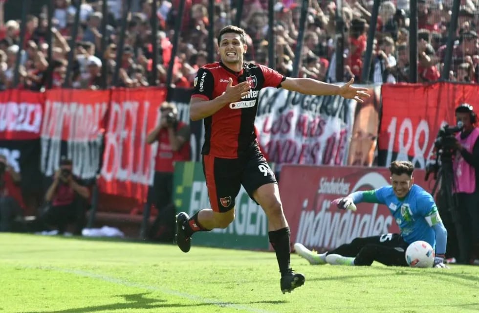 Juanchón García festeja su gol de pena ante Banfield