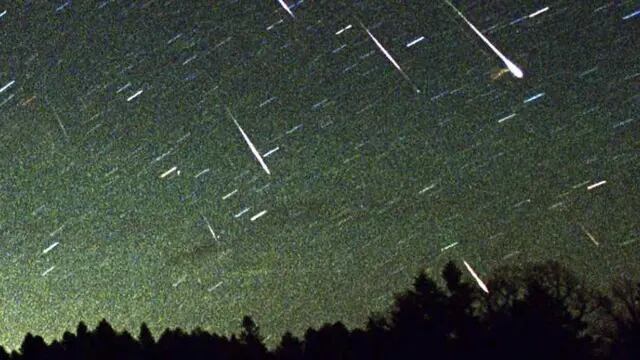 LEÓNIDAS. La lluvia de meteoros al momento de cruzar el cielo en Japón, en 2001. La lluvia de meteoritos alcanzará su mayor intensidad el domingo y lunes, según la Nasa (AP/Archivo).