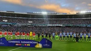 Para la historia: el recibimiento a Belgrano en su partido internacional más trascendente.