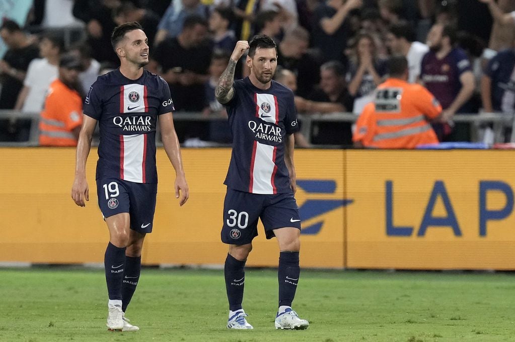 El festejo de Lionel Messi en la apertura del marcador tras una gran jugada con Neymar. (AP)