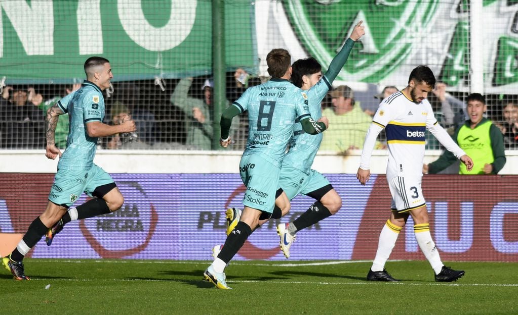 Sarmiento aprovechó que Boca jugó con suplentes y sumó tres puntos de oro en la Copa de la Liga Profesional. (Fotobaires)