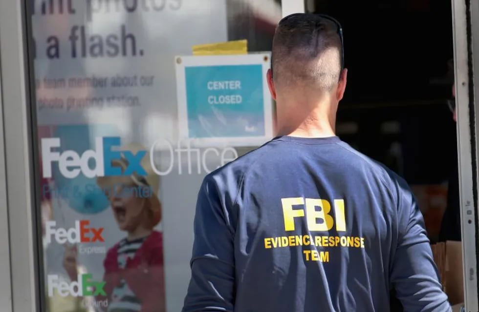 SUNSET VALLEY, TX - MARCH 20: FBI agents collect evidence at a FedEx Office facility following an explosion at a nearby sorting center on March 20, 2018 in Sunset Valley, Texas. A package, reported to have been shipped from this store, exploded while being transported on a conveyor shortly after midnight this morning at the sorting facility in Schertz, Texas causing minor injuries to one person. The explosion is believed to be related to several recent package bombs that have been detonated in Austin, Texas.   Scott Olson/Getty Images/AFP\r\n== FOR NEWSPAPERS, INTERNET, TELCOS & TELEVISION USE ONLY == eeuu  explosion en texas