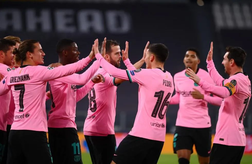 Barcelona's French forward Ousmane Dembele (2nd L) celebrates with teammates scoring his team's first goal during the UEFA Champions League Group G football match between Juventus and Barcelona on October 28, 2020 at the Juventus stadium in Turin. (Photo by Marco BERTORELLO / AFP)