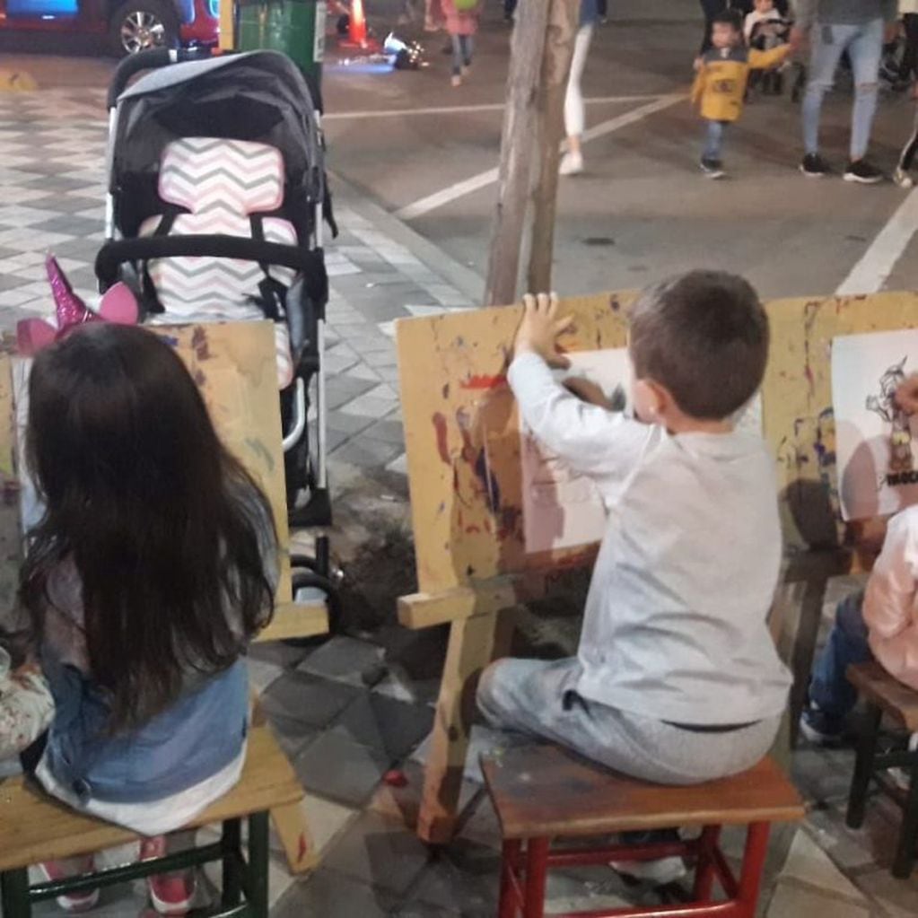 Niños dibujando en uno de los stands montados.