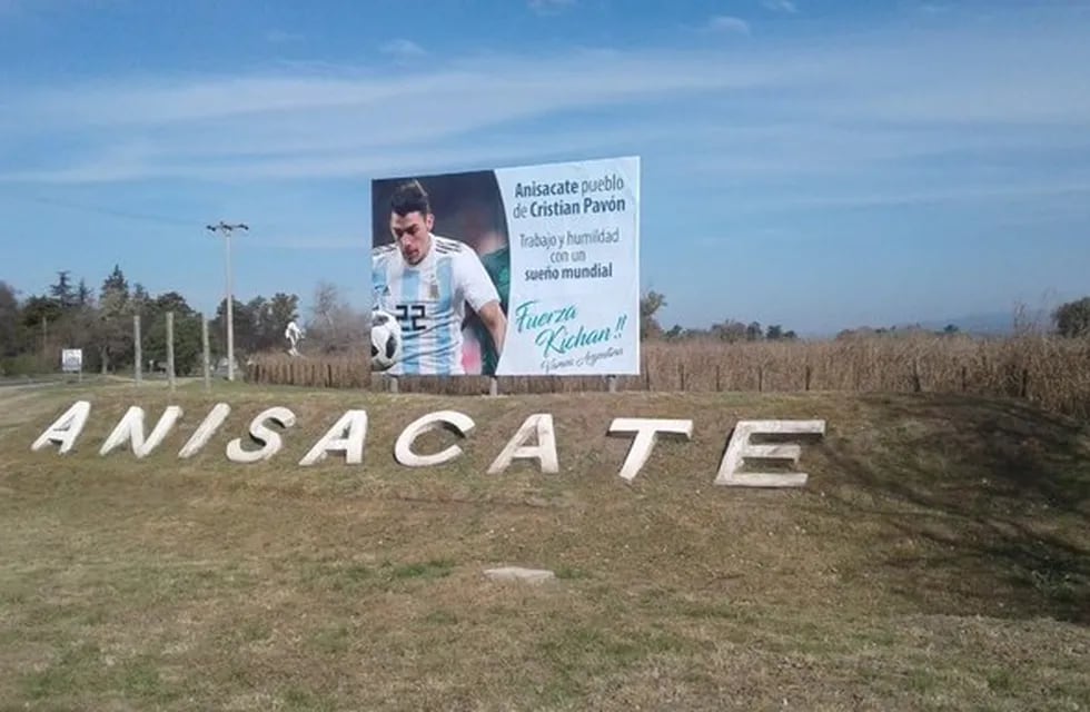 El cartel homenaje a Pavón en el ingreso a Anisacate.