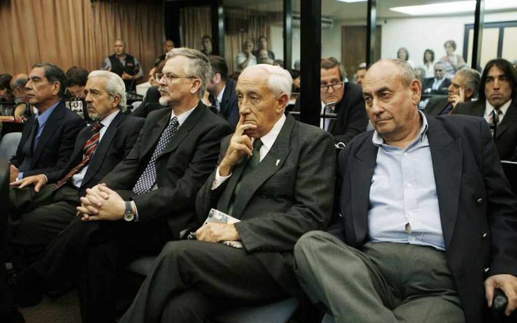 Carlos Capdevilla -derecha- junto a Raúl Scheller, Juan Carlos Rolón, Ricardo Miguel Cavallo y Jorge Eduardo Acosta durante el inicio del juicio en 2009. (Foto: Leo La Valle/EFE)