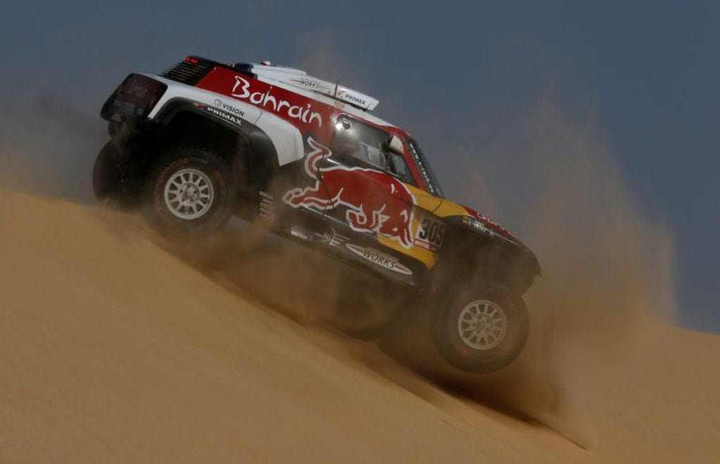 Carlos Sainz y Lucas Cruz, cerca de su tercer triunfo en el Dakar. La dupla del Bahrain JCW X-Raid Team' asestó un duro golpe contra sus escoltas en la décima etapa.