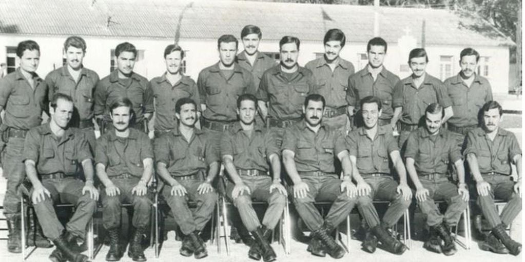 Algunos de los oficiales del Regimiento 4 de Monte Caseros que combatieron en Malvinas. Lautaro Jímenez Corbalán (el tercero de pie, de derecha a izquierda) era subteniente y tenía 20 años (Foto: Infobae)