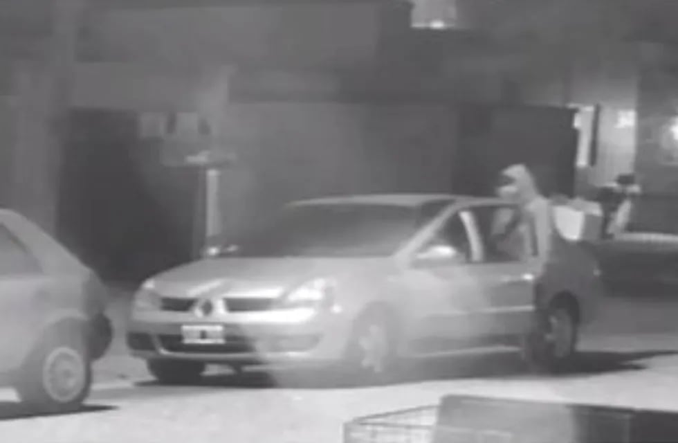 Una de las imágenes del robo al auto de Iván Viotti