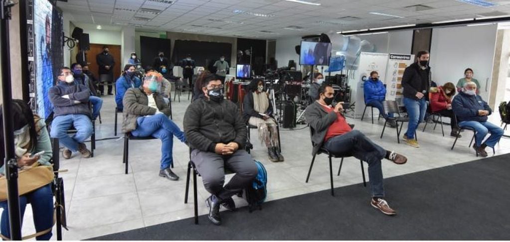 Guardando la distancia y usando barbijos, los periodistas que participaron de la conferencia de prensa en las oficinas de la Ciudad Cultural.