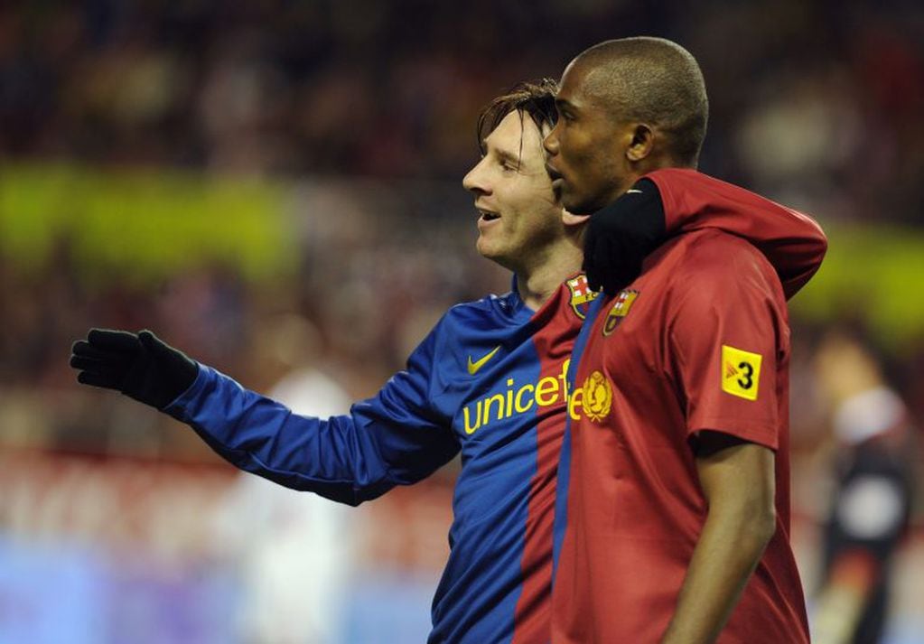 29/11/2008 Samuel Eto'o celebra un gol junto a Lionel  Messi en Barcelona, donde conquistó la Liga de Campeones en 2006 y 2009. Foto: Cristina Quicler / AFP.