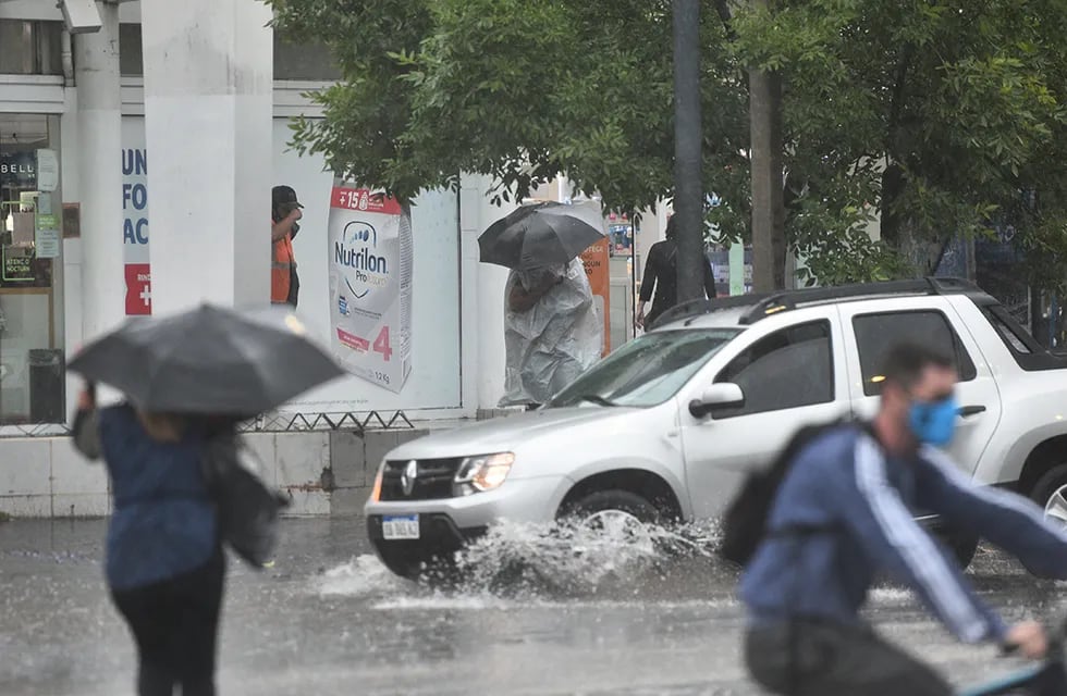 lluvia tormenta temporal calles inundadas tiempo clima Rafael Nuñez al 4000  foto Pedro Castillo