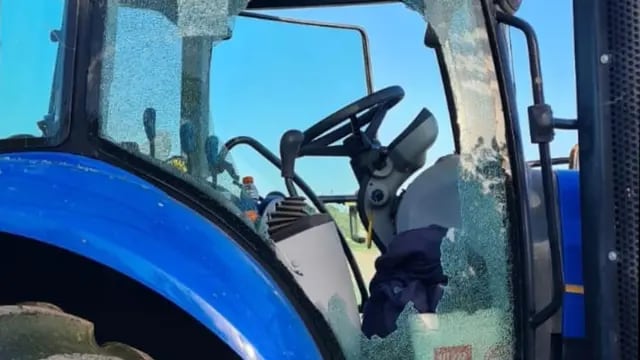 El tractor que sufrió el disparo de arma de fuego