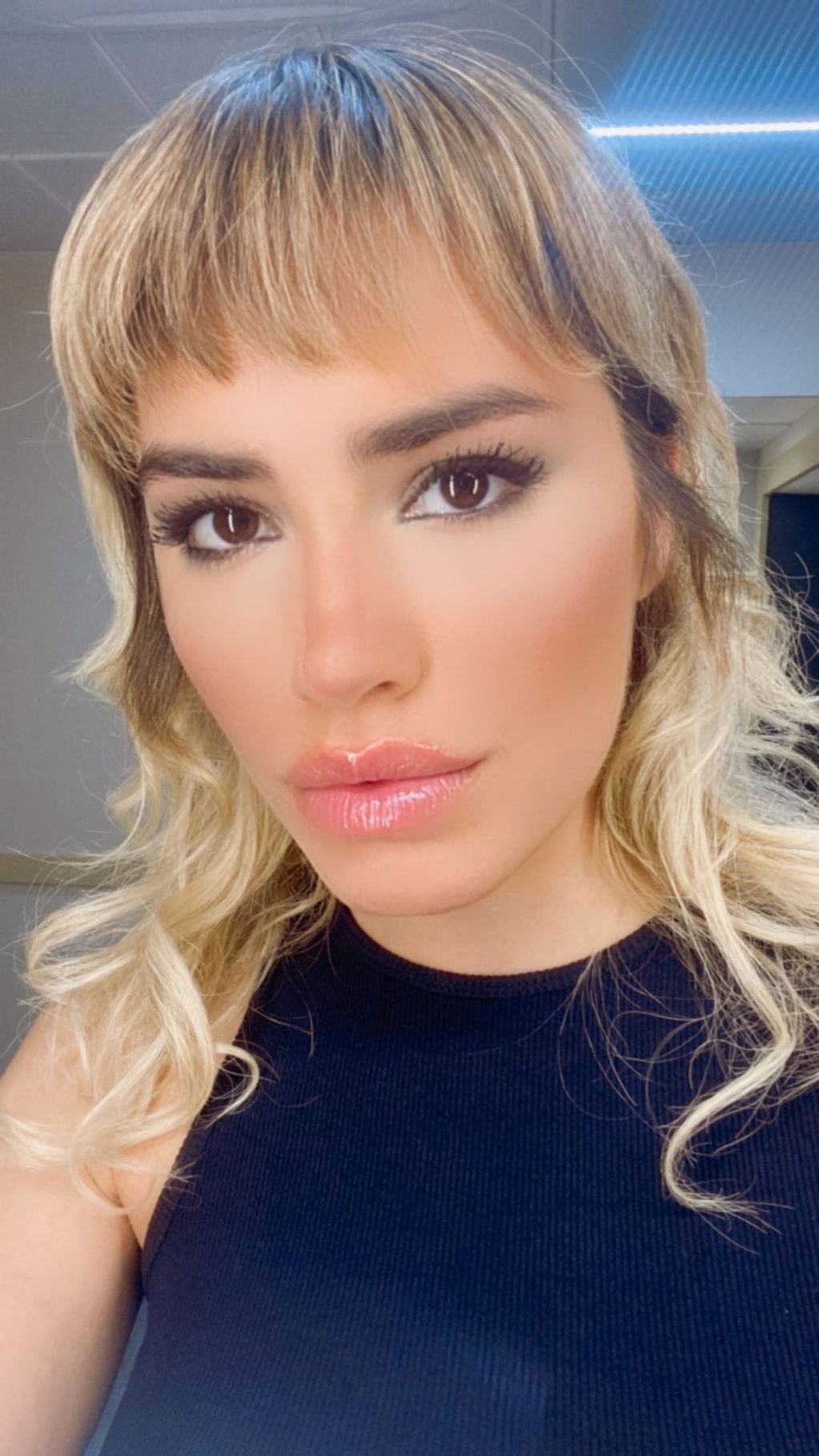 La selfie de Lali Espósito luciendo su maquillaje.