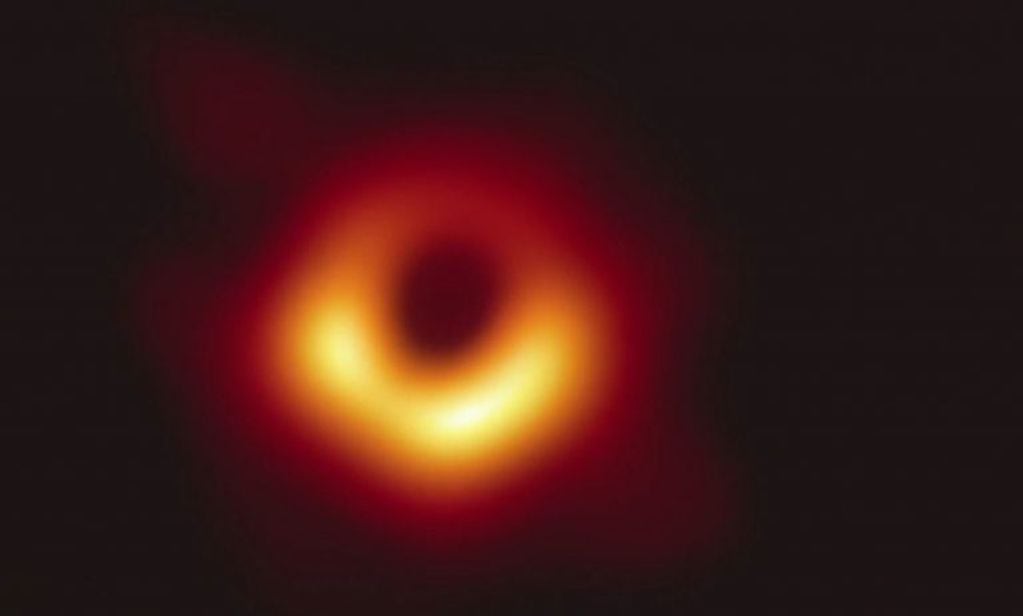 Se presentan las primeras imágenes un agujero negro