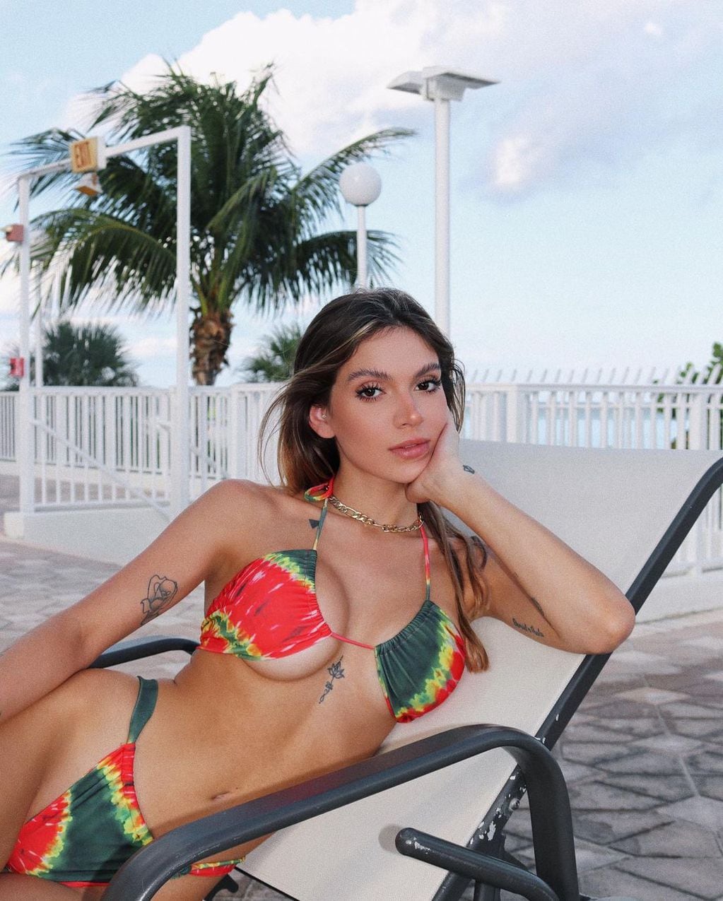 Sasha Ferro posó con un bikini multicolor