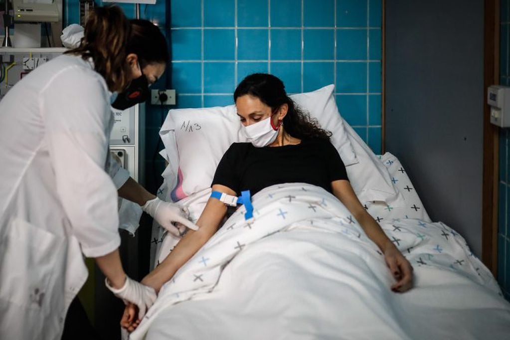 Una mujer realiza una donación de plasma de enfermo recuperado de covid-19, en el Hospital de Clínicas de la ciudad de Buenos Aires. (EFE)