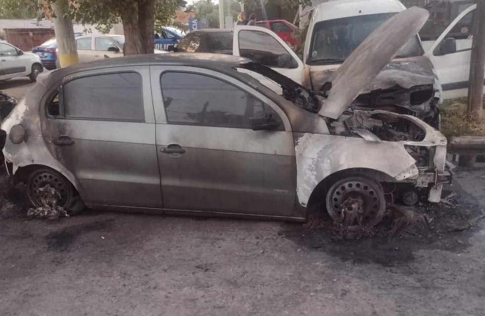 Autos incendiados frente a la Comisaría 12ª de Rosario.